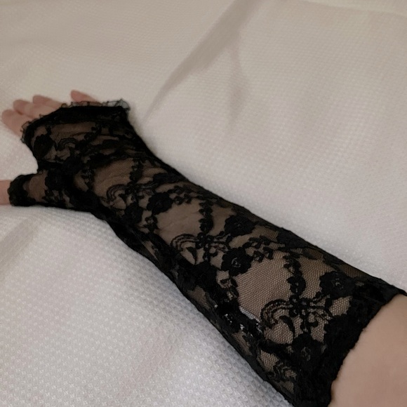 Black lace fingerless gloves - Picture 6 of 6